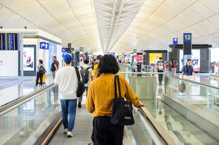 Busy airport terminal with travelers, illustrating declining airline etiquette and 'naughty traveler' behaviors.