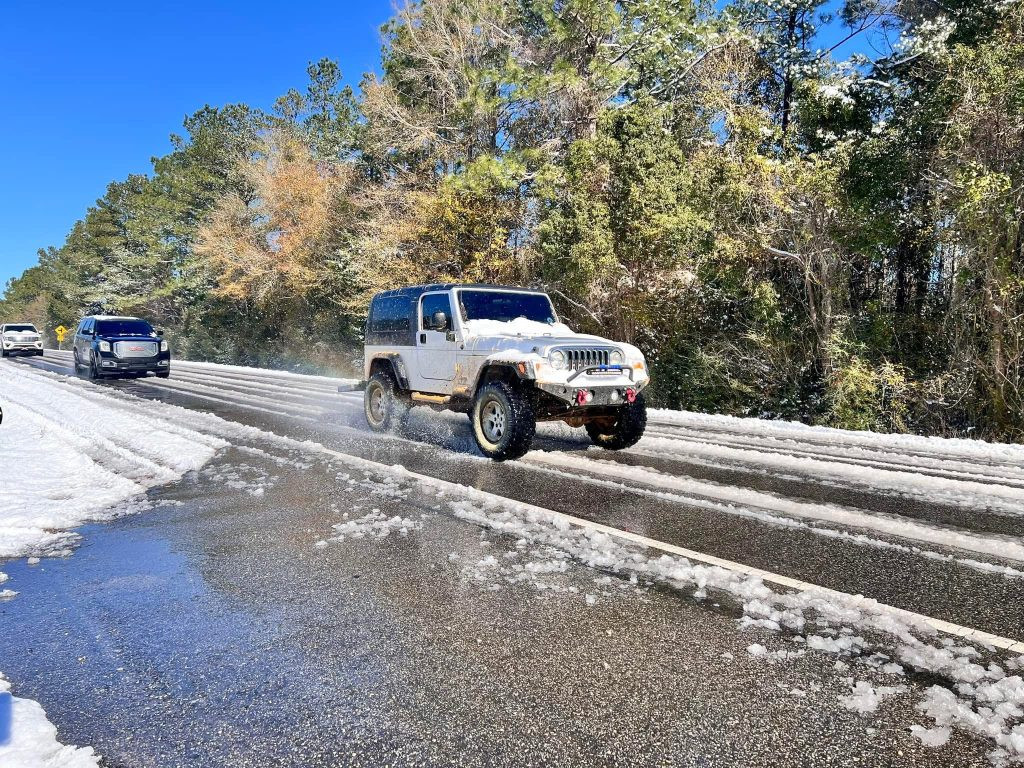 Cars driving on a cleared path on US-31 in Spanish Fort, AL