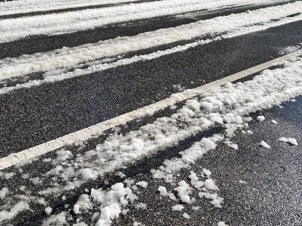 Snow melting on US-31 in Spanish Fort, AL