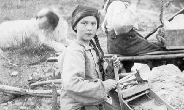 Young girl resembling Greta Thunberg in a 1898 photo, sparking time travel theories