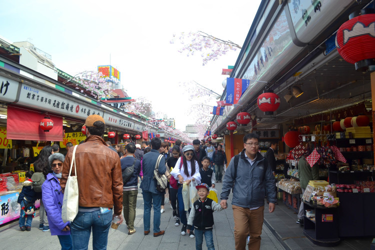 The iconic Kaminarimon Gate at Sensoji Temple in Asakusa, Tokyo.