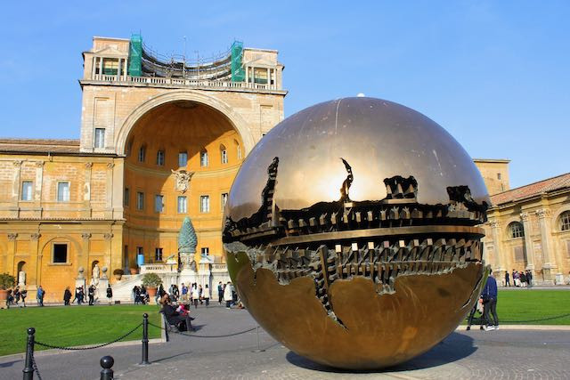 vatican museums pinecone courtyard